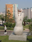 특정인체부위 심한 손때 유엔조각공원 작품 수난