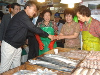 [포토뉴스] 이명박 자갈치 방문