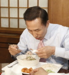 이 대통령, 기자단과 삼계탕...어느 나라가 국민에게 해로운 고기 사 먹이겠나