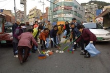 [포토뉴스] 내 집 앞 내가 쓸어요