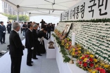 나라의 큰 어른께 국화 한송이라도 바치는 게…