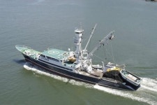 보물 낚으려 미지의 거친 바다 끝없이 개척