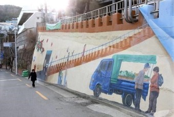 [한 장면] 동백꽃 핀 옹벽 위 비탈길로 채소 트럭이 왔다