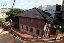 호주 선교사, 좌천동 초가에 개교