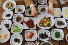 돌담 어여쁜 고가와 정갈한 산골 음식 어울리니 일품