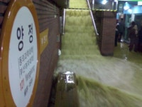도시철도 양정역 침수…승강기 설치 공사 중 상수관 파손