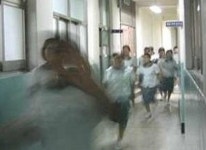 점심시간 흔한 풍경 빛의 속도로 식당으로, 넘어지고 엎어… 폭소