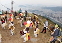 [포토뉴스] 1년에 한번 개방… 장산 군부대서 본 부산 전경