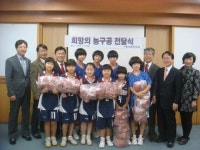 [포토뉴스] 대신초등에 농구공 전달