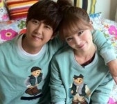 광희 선화 곰돌이 커플티 입고 다정하게 어깨동무,너무 행복해보여