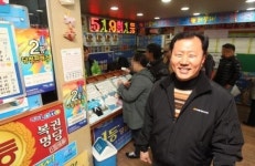 1등 15명 로또 판매점 주인이 말하는 10년