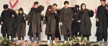 [포토뉴스] 흥겨운 졸업식 댄스