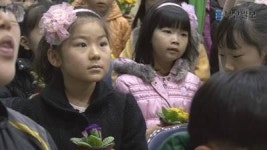 요즘 이색 초등학교 입학식...포옹하고 화분도 줘요
