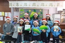 타임즈 영어도서관 학생들 초록우산 1004인 산타 참여