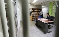 유치장서 책 보며 안정을  동래署 작은 도서관 눈길