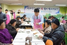 [포토뉴스] 한은 독거노인 배식봉사