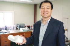 장애인용 신발 기증하는 백호정 선형상사 대표 장애 할머니 난생처음 신발 신고 엄청 기뻐하셨죠