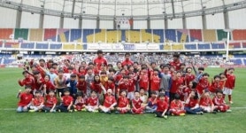 잔디구장에서 축구 하니 재밌어요