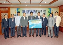 해조회, 모교에 보트 기증