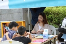 어린이들, 책과 함께 놀아 보세요