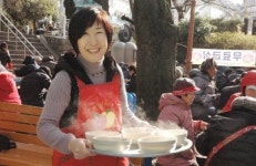 무료급식 봉사단체 이웃과 … 구채현 사무처장 어르신들 맛있게 드시면 내가 신 나요