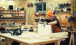 배우·작가·목수·사장  그리고 아빠 역할까지… 잠은 언제?