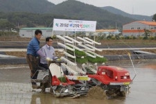 경남도내 첫 모내기는 고성군 고성읍 우산리