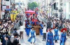 [포토뉴스] 관광객 눈길 사로잡은 조선통신사 행렬