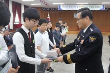 [포토뉴스] 모범 청소년 등에 장학금