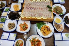 [바다 맛집] 눈으로 들어 온 바다 혀끝에서 툭 터지다