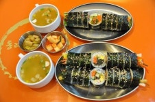 [부산이라면 이 김밥! ①] 평범한 김과 밥이 만나서… 잘 말아 줘~ 잘 눌러 줘!