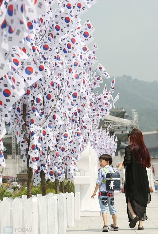 서울시, 광화문광장 100m 태극기 계획 철회…재검토로 넘어갈 예정