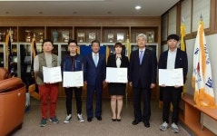 (주)화영오토텍 표근봉 회장, 동의대에 장학금 전달