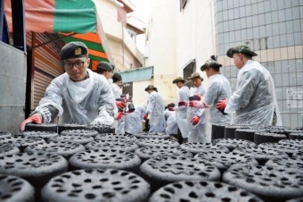 [포토뉴스] 연탄 배달 봉사