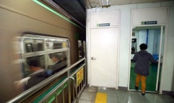 헉! 이 시끄러운 선로 옆에서 잠잔다니…