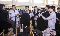 [포토뉴스] 물려준 교복 잘 입어라