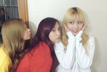 걸그룹 트와이스 귀여운 꽃받침 포즈로 '우아한 사생활' 셀프 홍보