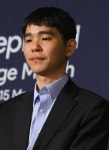 이세돌 4국 만에 첫 승 