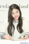 [포토] 설리, 싸인도 저처럼 예쁘죠?