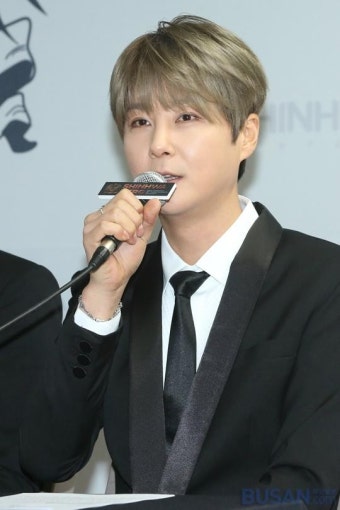 [포토] 신화 신혜성, '18주년 맞은 신화 기대해주세요'