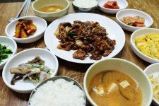 가정식 백반을 성심성의껏 준비해 비싸지 않게 내놓는 식당
