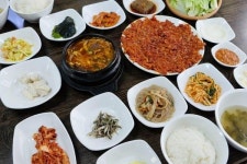 가정식 백반을 성심성의껏 준비해 비싸지 않게 내놓는 식당