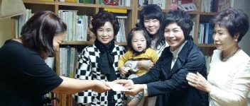 [포토뉴스] 그룹홈에 성금·후원물품 전달