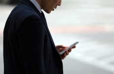 스마트폰 초과근무로 일주일에 11시간 더 일해… 감소한 부분은 수면