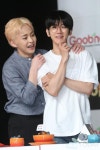 [포토] 시우민-백현, 다정하게 어깨동무
