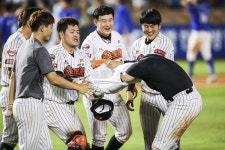 롯데, 삼성 상대로 3경기 연속 끝내기 역전승… 시즌 첫 4연승