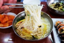매콤 담백 국수 생각난다면…