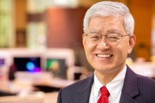 팀하스 하형록 회장, 고신대에서 명예선교학박사 수여받아