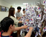 부산진구 연지동, 광복절 기념 태극기 나무 제작