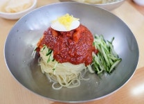 [주민이 추천하는 동네 밀면 맛집] 한 번 먹으면 중독… 우리집 면발 묵어 봤나